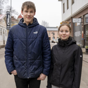 Personporträtt på William Björk och Emelie Enberg på en gata i Ekenäs. 