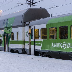 Juna lähdössä Kemin rautatieasemalta kohti Rovaniemeä.