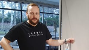 Stefan Vikström fick in en rutin som innebar att han sökte jobb kl 8-10 varje dag men efter det släppte han det och gjorde annat. Man i svart t-skjorta.