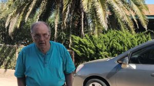Emerson Boepple tror varken på att staket eller murar stoppar drogsmugglingen. Men det påverkar inte hans vardag. Han trivs i Nogales. Pensionären Emerson Boepple utanför sitt hus i Nogales, Arizona.