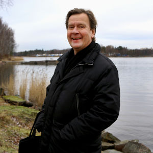 Säveltäjä Magnus Lindberg Töölönrannassa.