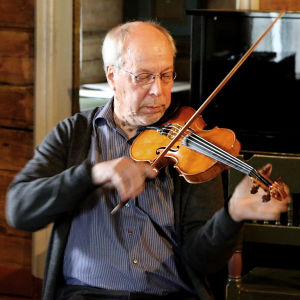 Mauno Järvelä soittaa viulua.