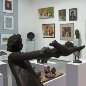 En konstsamling med olika tavlor och skulpturer.