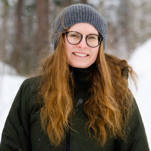 Maria Österåker framför en snöig bakgrund.