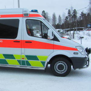Ambulans i snöigt landskap