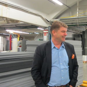 Termonovas vd Peter Hammarberg i Ingå ser ljust på fabrikens framtid. Vd Peter Hammarberg i samspråk med huvudförtroendeman Antti Pitkänen