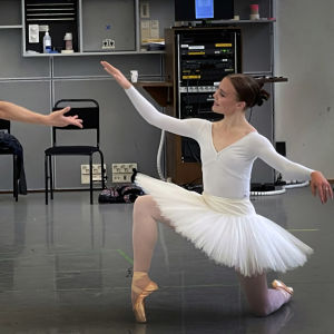 Balettitanssija Thomas Brun ojentaa kätensä balettitanssija Heidi Salmiselle tanssissa harjoitussalissa.