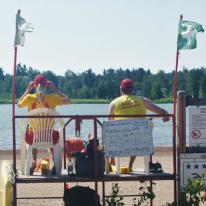 Badvakter vid Ekvalla simstrand.