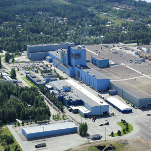 SSAB:n Hämeenlinnan tehdas ilmakuvassa kesällä.