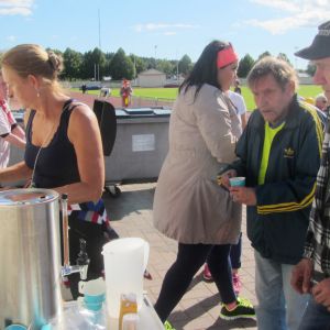 Publiken och deltagarna vid senior-OS i Borgå bjöds på grillkorv och kaffe