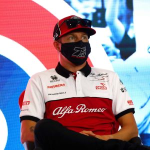 Kimi Räikkönen svarar på frågor under en presskonferens i Silverstone. Kimi Räikkönen svarar på frågor på en presskonferens i Silverstone.