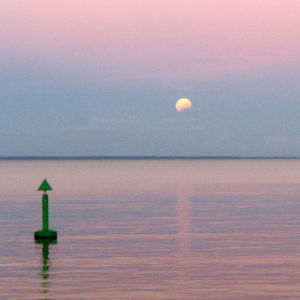 iltaruskoa merellä, kuu taivaalla