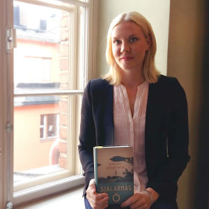 Johanna Holmström med sin bok"Själarnas ö". 