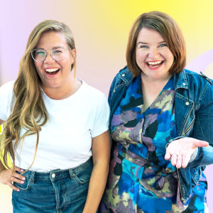 Tiia Rantanen ja Anna Karhunen nauravat, taustalla kaverin puolesta kyselen live-podcast -tapahtuman logo.