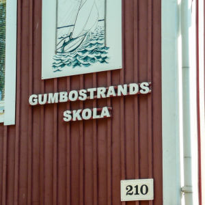Gumbostrand skolas röda fasad.