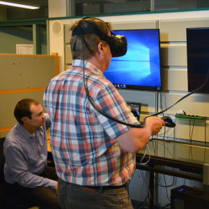 Rayko Toshev visar ett virtuellt kraftverk till John Dahlbacka.