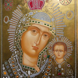 En ikon i guld, med jungfru Maria och Jesus.