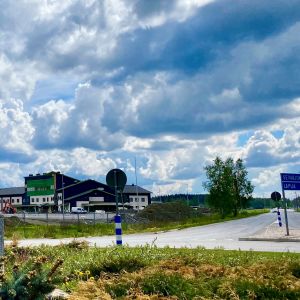 Liikenneympyrästä näkyy uusi hyvinvointikeskus Kauhavalla. 