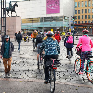 På väg till och från jobbet inträffar många arbetsolycksfall. Den risken krymper i distansabete. Cyklister och fotgängare korsar Mannerheimvägen