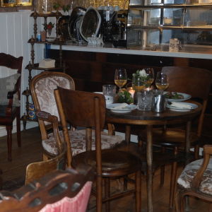 I Café Källarvinden finns antika möbler och sådant som Järvinen hittade på vindar och loppmarknader Hopplock av gamla möbler i Café Källarvinden i Kasnäs