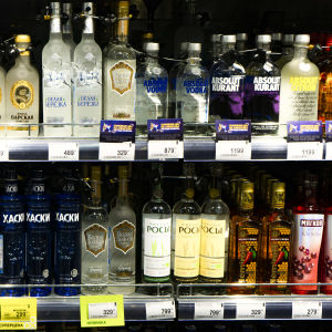 Vodka pulloja kaupan hyllyllä Venäjällä.