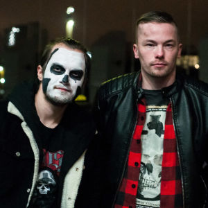 Fansen låtsades att torsdag var fredag kväll. Tre manliga Ghost-fans. Två är sminkade som Ghost. Helsingfors 28.11.2019.