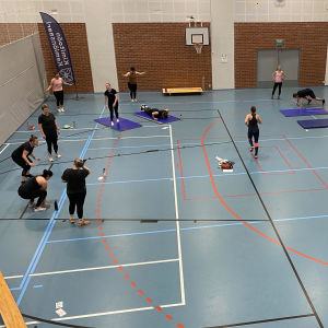 Motionärer i idrottshall.