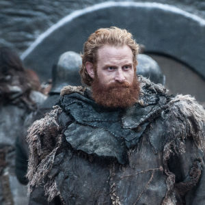 Hivju som Tormund Giantsbane i Game of Thrones. Kristofer Hivju somTormund Giantsbane i Game of thrones. Vinter, i bakgrunden syns häst och kärra och mur.