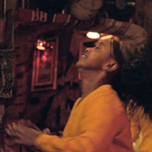 Etiopialainen nainen tanssii.