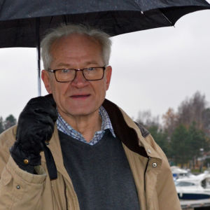 Fred Granberg menar att Esbo stad lovat muddra upp viken i Gäddvikens båthamn. Fred Granberg, esbopolitiker