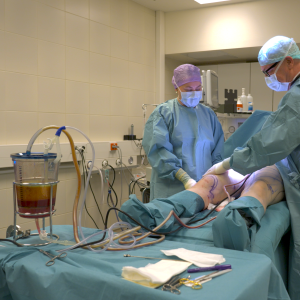 Bild av operation där man utför en fettsugning