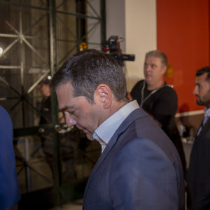 Alexis Tsipras lämnar Zappeion i centrum av Aten efter en presskonferens på söndag kväll. Alexis Tsipras avlägsnade sig med huvudet sänkt efter en presskonferens i Zappeion i centrum av Aten.