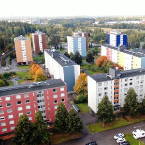 Turkulainen Jyrkkälän lähiö ilmasta kuvattuna. Erivärisiä, korkeita kerrostaloja. 