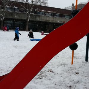 Barn leker i snön på Skolgatans daghem i Åbo.