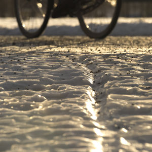 Cykel på isig väg.