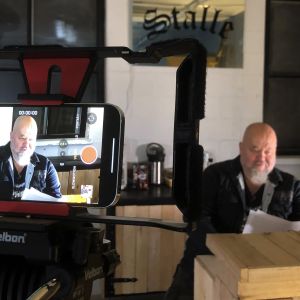 En man som filmas med en mobiltelefon.