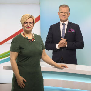 Ylen viittomakieliset toimittajat Mikaela Tillander ja Thomas Sandholm.