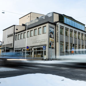 Två bilar kör förbi fasaden till Wasa Teater