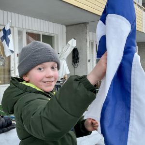 Lauri Mero nostaa lippua Vaasassa omalla pihallaan