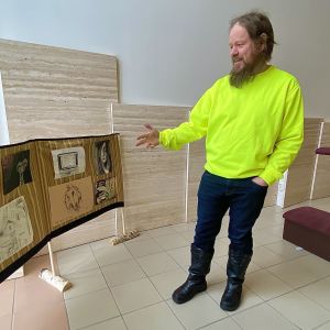 Kalle Turakka Purhonen med konstverk.