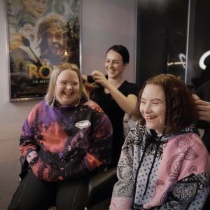 Matilda och Madde skrattar och får håret fixat inför inspelning av video till deras låt "Cool Down".