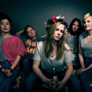 Naisten juhlan näyttelijät Aksa Korttila, Ella Lahdenmäki, Iida-Maria Heinonen, Anna Paavilainen, Mona Kortelampi