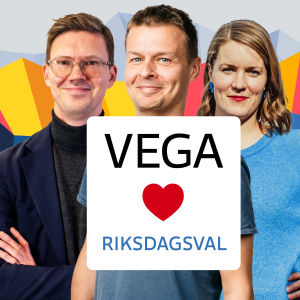 Tre personer ler bakom en reklamskylt.