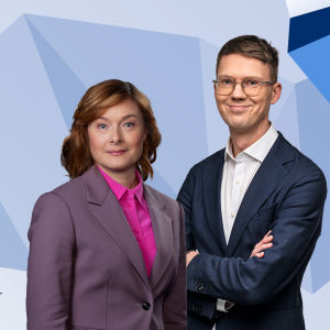 Jonna Nupponen och Magnus Swanljung som ska leda den tvåspråkiga presidenvalsdebatten i januari 2024.