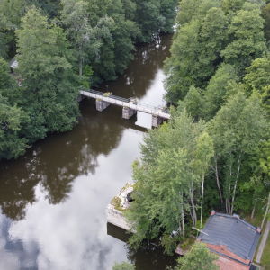 Flygbild av en bro över en å.