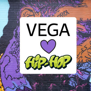 En tegelvägg med en graffitimålning av en man med guldkedja. Ovanpå en vit skylt där det står Vega ❤️ hiphop.