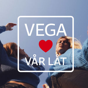 Två unga kvinnor som dansar ute med texten Vega älskar Vår låt. 