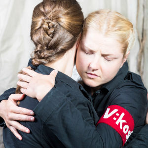 Maija (Oona Airola) ja Sigrid (Helmi-Leena Nummela) syleilevät KOM-teatterin näytelmässä Veriruusut
