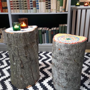 Två mosaikstubbar klara i Strömsö villans bibliotek.
