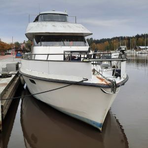 Företag brukar bjuda sina gäster på en tur i skärgården. Vit motoryacht angjord vid brygga.